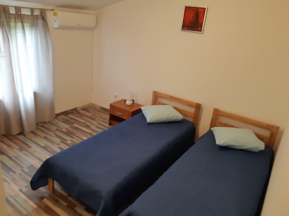 Apartments Vukelic Starigrad Paklenica Esterno foto